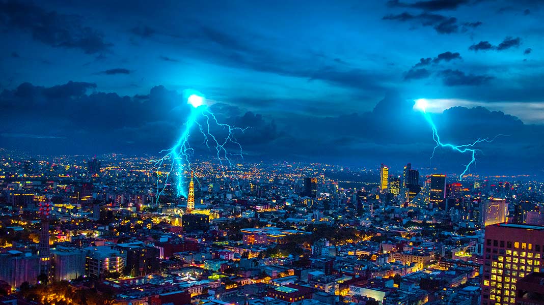 Incomparable_m's tweet card. Los pararrayos son esenciales para nuestra seguridad. ◉ Te contamos cómo funcionan ✚ Tipos que existen ✚ Cómo instalarlos correctamente...