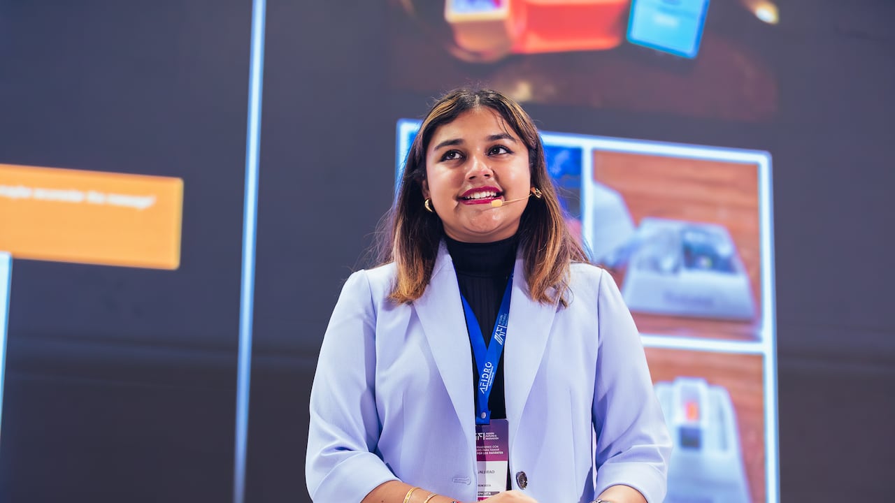 elpaiscali's tweet card. Durante el AFI Summit en Medellín, la joven científica estadounidense, compartió su visión sobre el poder de la ciencia y la innovación para enfrentar problemas globales.