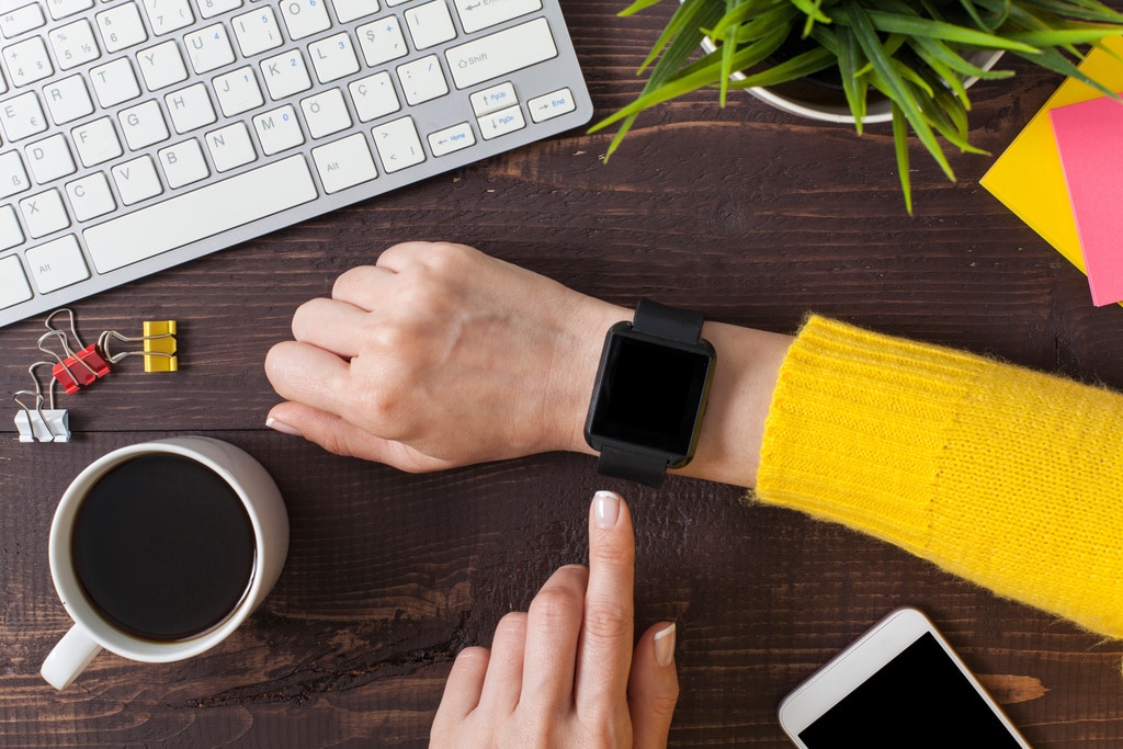 JMDC_STORIES's tweet card. 「Fitbit」「Apple Watch」といったウェアラブルデバイスを活用した保健事業は、加入者全体の健康状態、ヘルスリテラシーを底上げできるだけでなく、データを活用した保健事業の費用対効果改善の観点でも有効です。企業による健康経営の一環としても注目度が高く、ウェアラブルデバイスを使った施策がコラボヘルスのカギになっている事例も少なくありません。 具体的にどのような施策で活用できるのか、成...