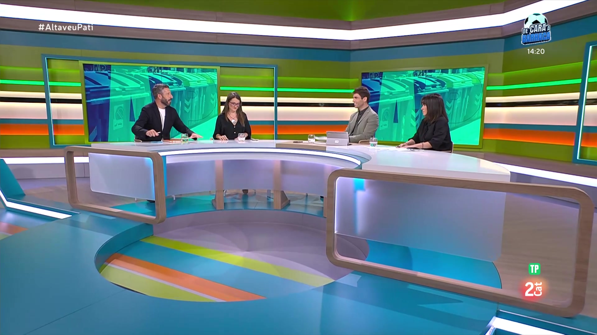 RTVECatalunya's tweet card. Illa estudia prohibir la compra especulativa d'habitatge. Polèmic vídeo amb IA on Orriols dispara Puigdemont. Malestar per la pujada de la taxa de residus.