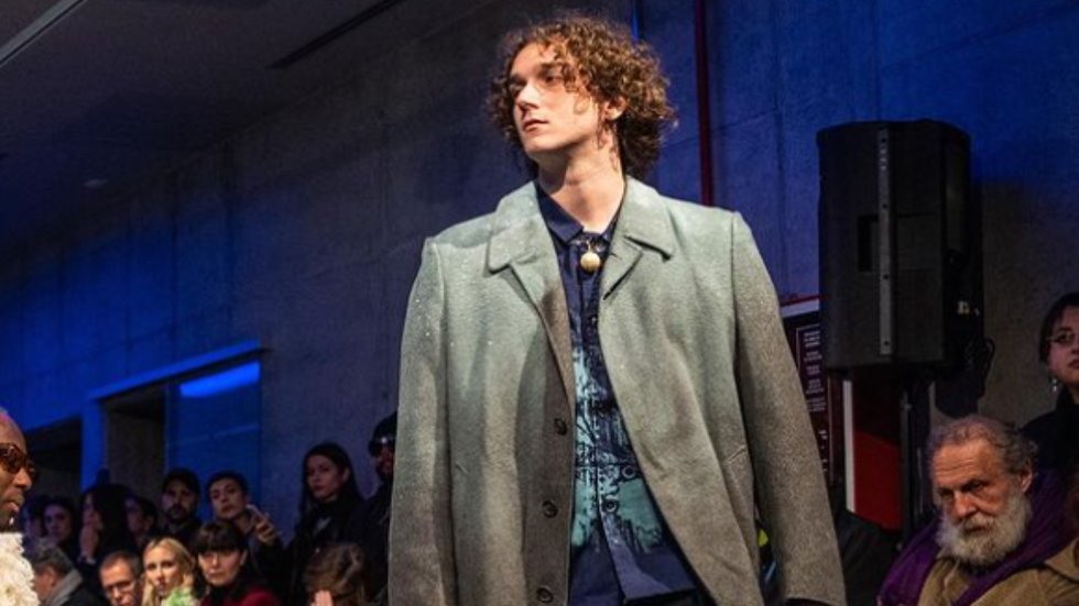 DiarioSP's tweet card. A Semana de Moda em Milão promete uma reunião de designs inovadores e coleções de vanguarda