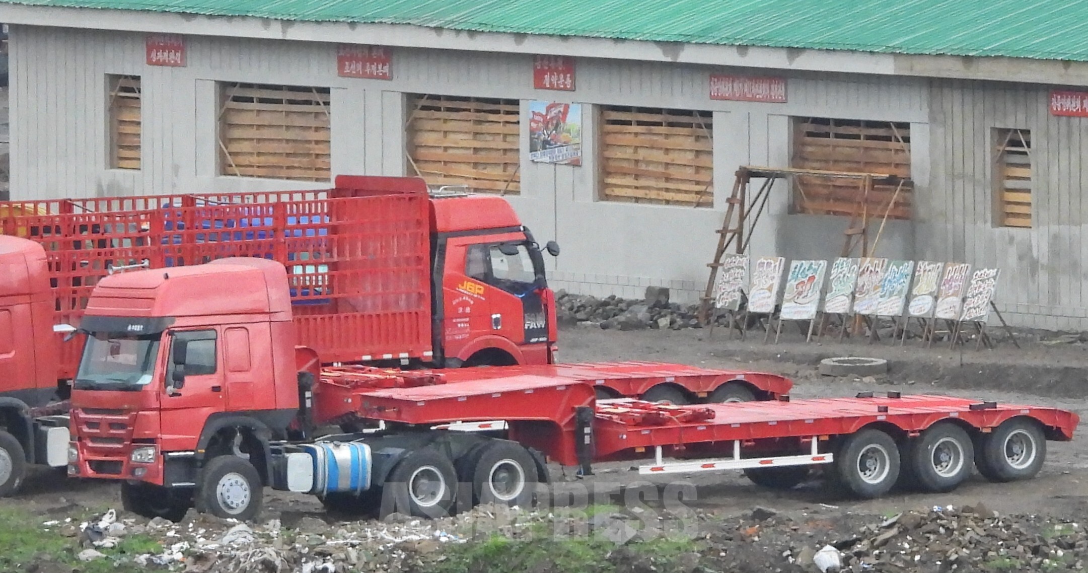 API_official's tweet card. グーグルアースの最新衛星写真を分析した結果、朝中国境の鴨緑江上流での車両密輸は極めて大規模であることが分かった。密輸ポイントは20カ所以上に上ると見られる。掘削機などの大型重機で川を横断する道を作り