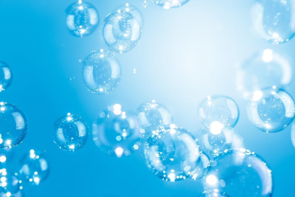 AZoQuantum's tweet card. Researchers used X-Ray laser pulses to observe electron movement in water with attosecond precision, reshaping our understanding of water structure.