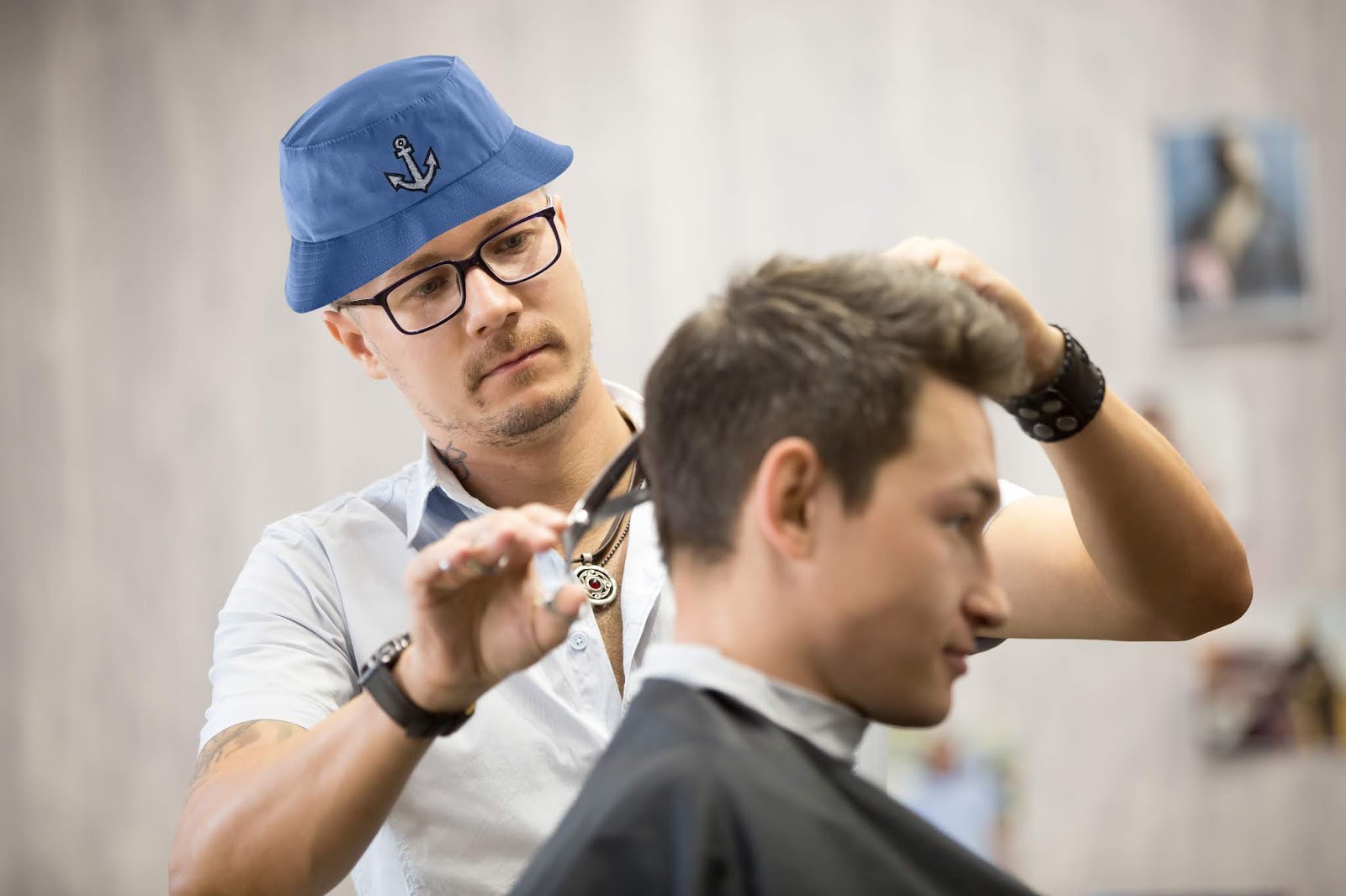 Der_Postillon's tweet card. Der vielgerühmte Fischer Friedrich "Fritze" Fischer entflieht fristgerecht seiner früheren Firma. Statt frische Fische für "Fischerei Frischfisch Fritjoff" zu fischen, frisiert der frivole Freizeit...