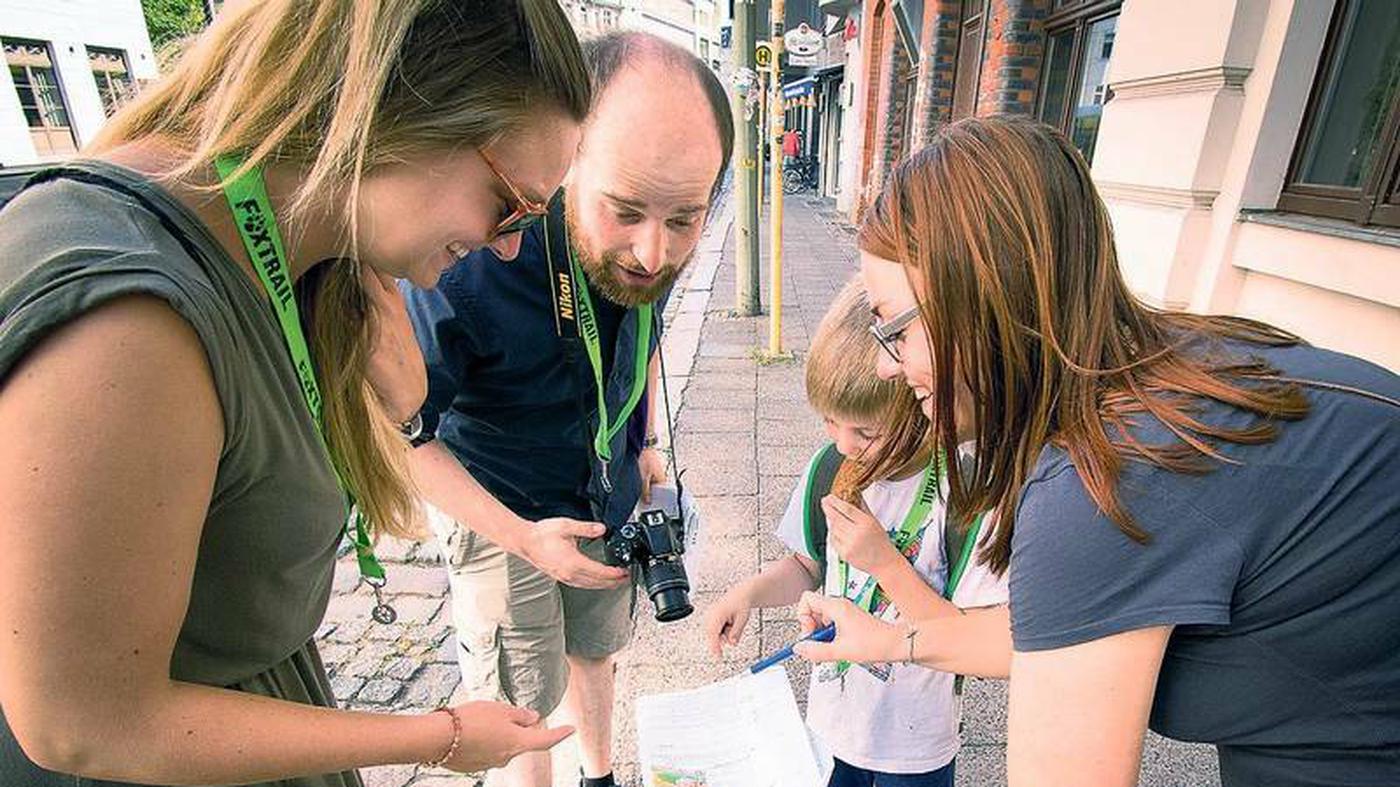 Tagesspiegel's tweet card. Jetzt noch mal raus: Bei dem Spiel Foxtrail lernt man Berlin aus einer anderen Perspektive kennen. Auf Spurensuche in Mitte.