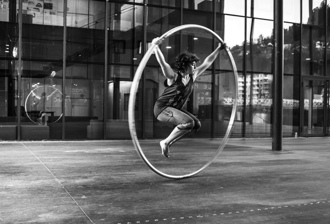 mondedesgeu's tweet card. Elève de CentraleSupélec en double diplôme à l’Ecole polytechnique de Montréal, Charlotte Dubost jongle entre sa formation d’ingénieur et sa passion du cirque. Portrait.