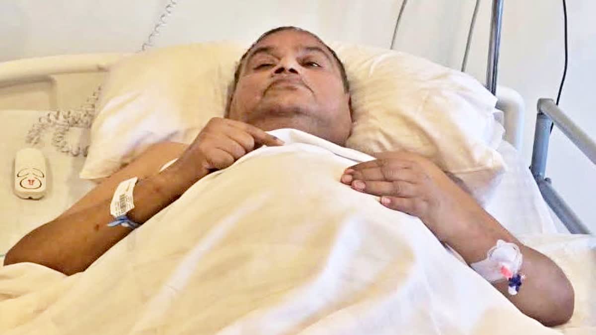 ETVBharatBR's tweet card. बिहार बीजेपी के कद्दावर नेता डॉ भीम सिंह बहरीन मं फंस गए हैं. तबीयत खराब होने के कारण उन्हें अस्पताल में भर्ती कराया गया है.