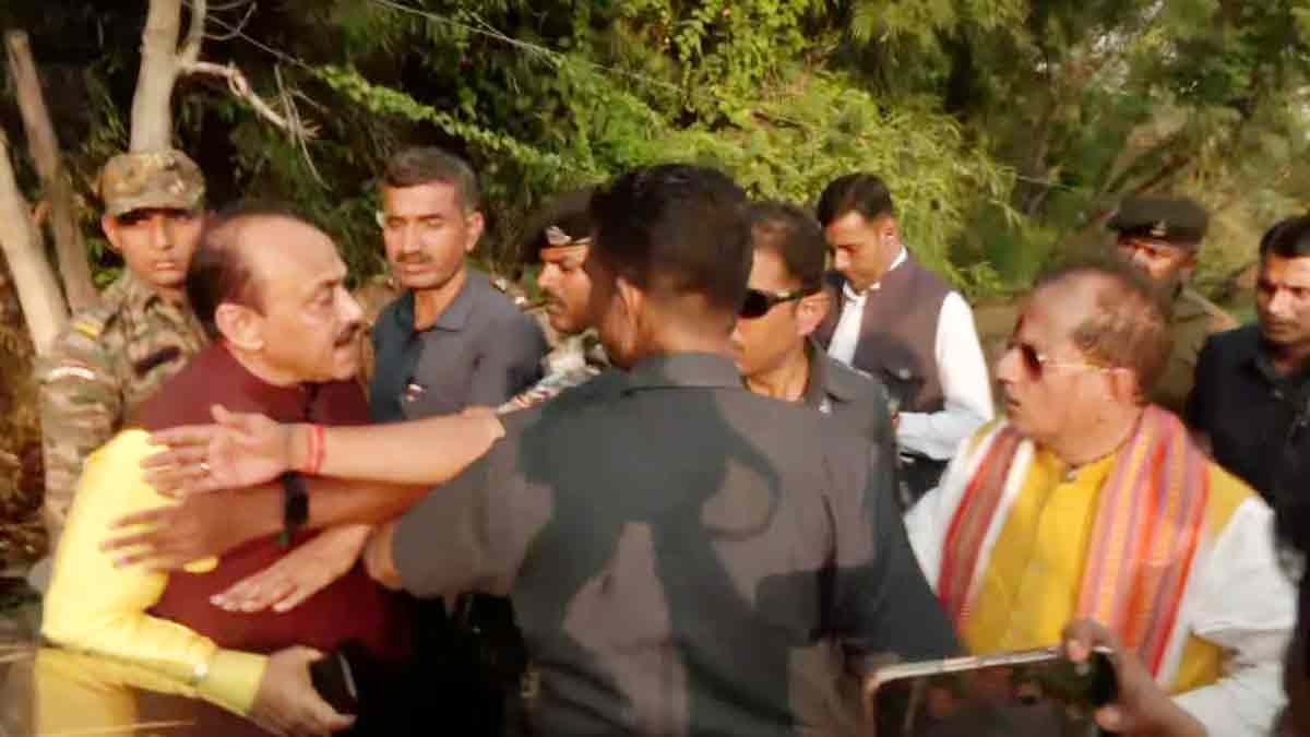 speakingdhiraj's tweet card. बिहार के लखीसराय में मतदान के बीच बड़ा हंगामा हुआ. उपमुख्यमंत्री और बीजेपी उम्मीदवार विजय कुमार सिन्हा की गाड़ी पर आरजेडी समर्थकों ने पथराव और गोबर फेंका. नदियावां में आरजेडी एमएलसी अजय सिंह से उनकी...