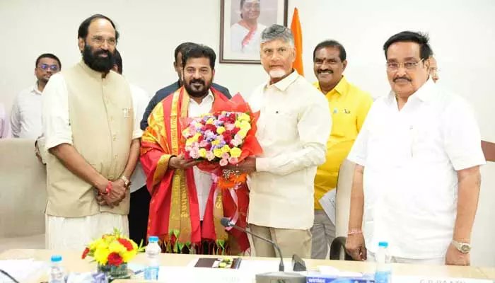 dishatelugu's tweet card. తెలుగు రాష్ట్రాల మధ్య ఉన్న జల అంశాలపై చర్చించేందుకు కేంద్ర జలశక్తి శాఖ మంత్రి సీఆర్‌ పాటిల్‌ ఆధ్వర్యంలో జరిగిన ఏపీ సీఎం చంద్రబాబు, తెలంగాణ సీఎం రేవంత్‌రెడ్డి సమావేశం ముగిసింది.