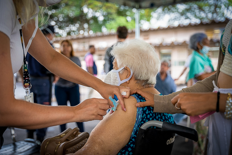 cesarncavalc's tweet card. Pessoas idosas de 70 a 74 anos lideram a lista com maior índice de vacinação; Confira quem pode se vacinar