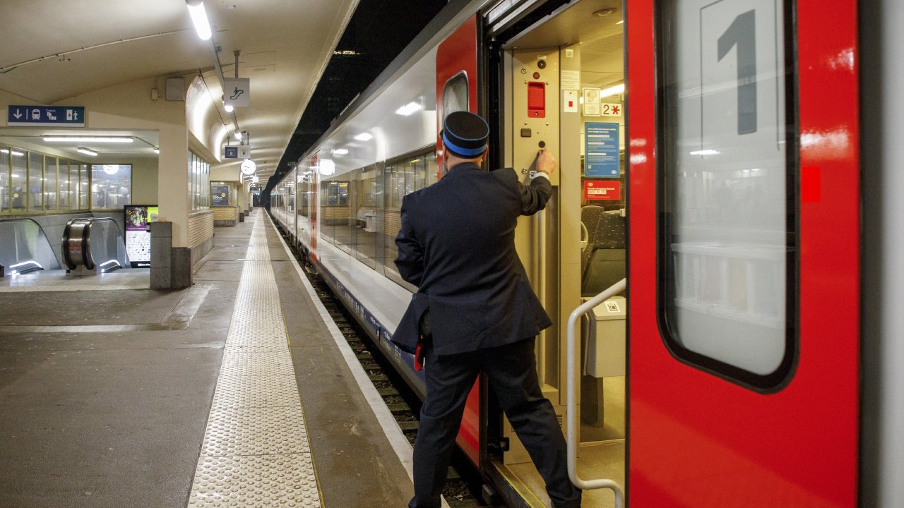 CScharffLEcho's tweet card. Alors que les négociations vont bon train avec le ministre Jean-Luc Crucke, les responsables syndicaux du rail attendent toujours l'ouverture d'un vrai dialogue avec le ministre Jambon.