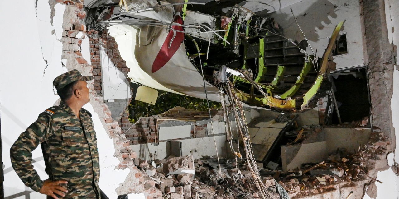 shukla_tarun's tweet card. Tension and suspicion between U.S. and Indian experts have marked the continuing inquiry into the crash of a Boeing 787 Dreamliner.