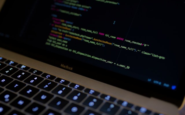 octalitsolution's tweet card. Learn about how Laravel developers ensure smooth, zero-downtime database updates using smart migration practices for safe, continuous app performance.