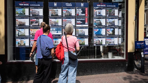 dutchdzone's tweet card. Jarenlang was het haast ondenkbaar om het mes te zetten in de hypotheekrenteaftrek. Het werd in politiek Den Haag zelfs het h-woord genoemd, omdat je het - met enig gevoel voor overdrijving - niet in...