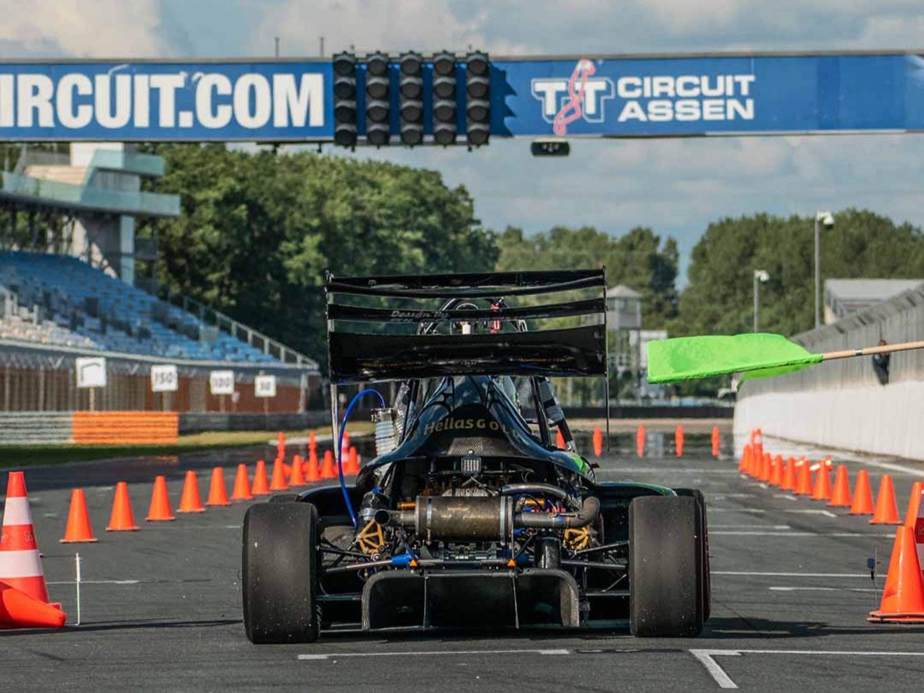 carotogr's tweet card. Η Aristotle Racing Team (ART), η φοιτητική ομάδα του Αριστοτελείου Πανεπιστημίου Θεσσαλονίκης, που κατασκευάζει το δικό της αγωνιστικό μονοθέσιο, σημείωσε την μεγαλύτερη επιτυχία στα 17 χρόνια...