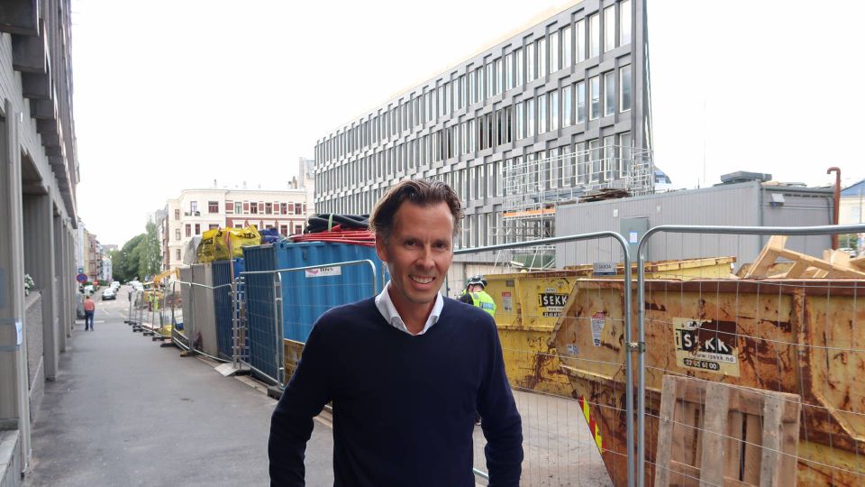 GalleriJava's tweet card. Ivar Tollefsens prestisjeprosjekt kostet 480 millioner, og vil koste «mer enn dobbelt så mye som kjøpesummen» å rehabilitere. Dermed passerer sluttsummen trolig 1,5 milliarder.