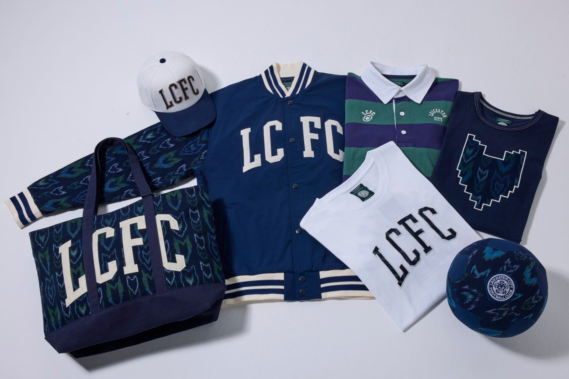 thaipost's tweet card. 28 พฤศจิกายน 2568 – ถึงเวลาที่เสน่ห์และจิตวิญญาณของ “ผ้าไทย” จะได้เฉิดฉายสู่สายตาชาวโลกอีกครั้ง! คิง เพาเวอร์ ไทย เพาเวอร์ พลังคนไทย ร่วมกับ สโมสรฟุตบอลเลส