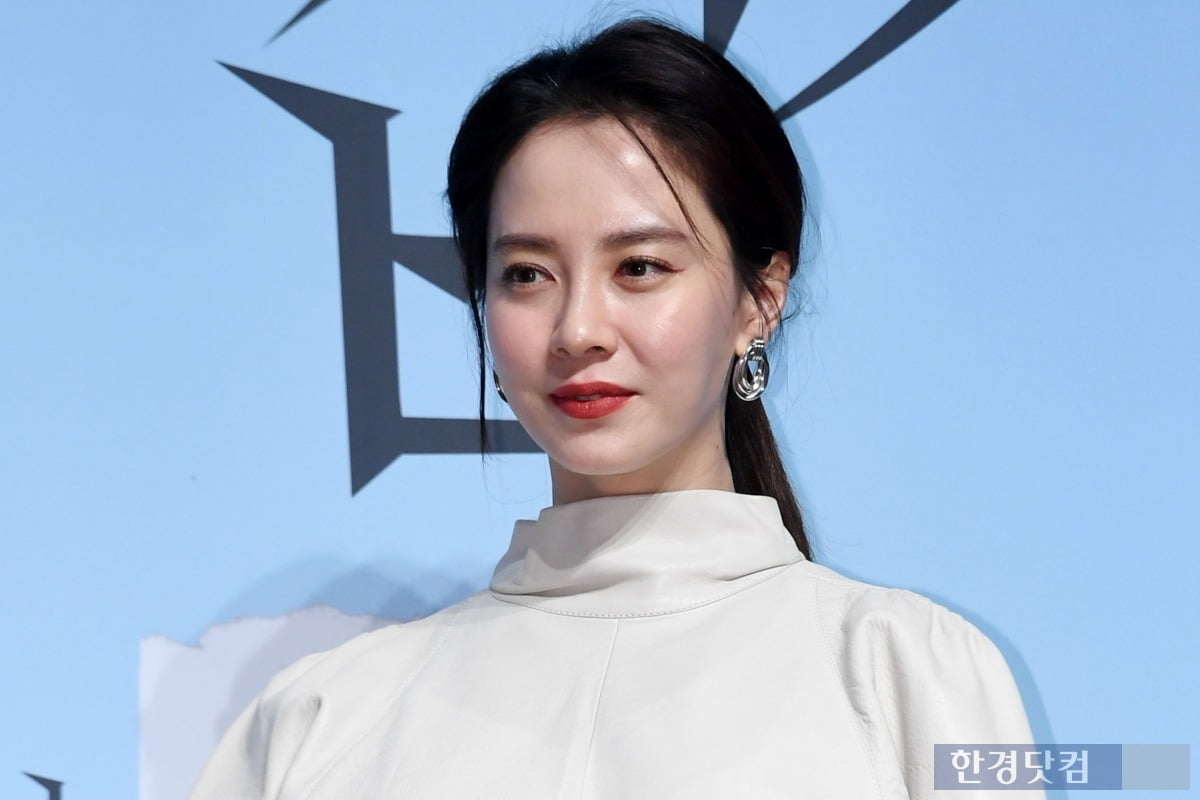 hankyungmedia's tweet card. '여객선 집 딸' 송지효, 부친 '빚투' 의혹에…"모든 법적조치 취할 것" [공식], 김예랑 기자, 사회