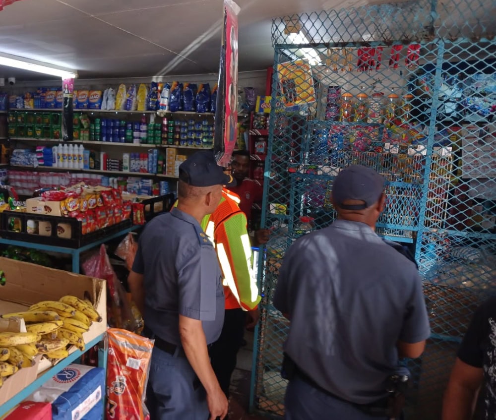 maroelamedia's tweet card. Dit gee aan die staat die mag om te bepaal watter ondernemings lisensies benodig, waar sake gedoen kan word en ook bevoegdhede aan inspekteurs om persele te betree en goedere te konfiskeer – sonder...