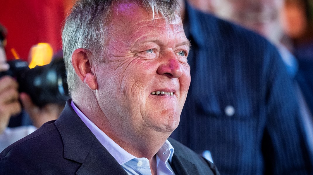 esben_schj's tweet card. Lars Løkke Rasmussen blev fejret talstærkt af familie og den samlede danske elite i B&W's gamle maskinværksted. Mette Frederiksen afslørede ham som en dramaqueen og roste ham for hans bedrifter i...