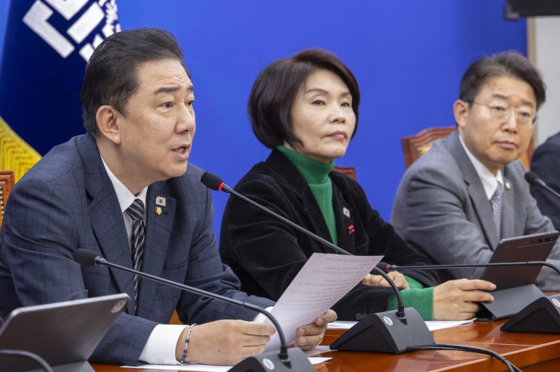 best181p's tweet card. 김병기 더불어민주당 원내대표는 27일 홈플러스 본 입찰 무산을 언급하며 당과 정부가 나서 공공 차원의 인수 추진에 나서겠다고 밝혔다.김 원내대표는 이날 국회에서 열린 정책조정회의에서 "홈플러스의 본입찰이 무산됐다. 사태가 얼마나 심각한지 이제 누구도 부정할..