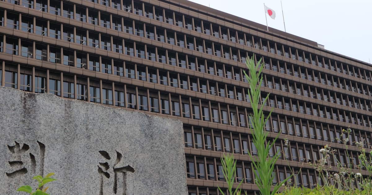 Sankei_news's tweet card. マンション一室で代わる代わる女子大生に性的暴行を加え、その様子をスマートフォンで撮影したとして、強制性交罪で当時医大生だった27～29歳の男3人が起訴された。…