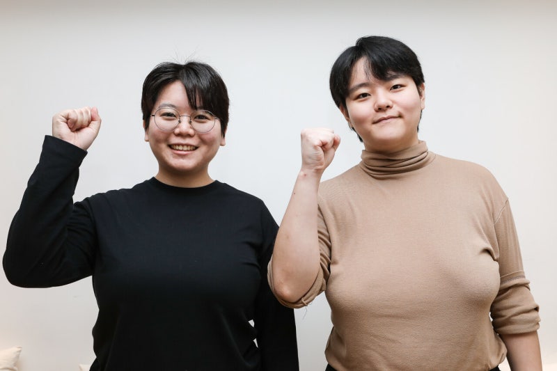 _herlivery's tweet card. 10월 초 오로지 비혼 여성들을 위해 개최된 '비혼페어'에 무려 2천여명의 여성이 몰렸다. 웨딩페어도 아닌 비혼페어에 이 정도 규모의 인파가 모인 것은 이례적인 일이다. 참가자들로부터 큰 호응을 얻으며 성공적으로 마