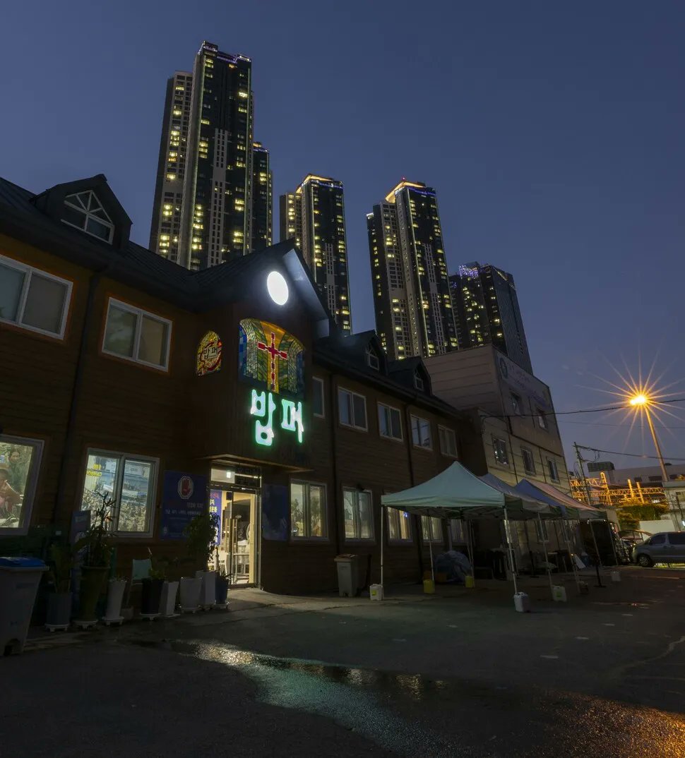 t_ransborder's tweet card. 36년 전 서울 청량리에서 노숙자에 식사 대접…36년 새 1400만 그릇 나눔 공동체 초고층 주상복합 등 주거환경 ‘신세계’ 급변…치안·집값 구실로 이전 민원 봇물 서울시·동대문구 건축물 등록 태만…돌연 ‘무허가 건물 사용 중지’에 앞길 막막 칼바람이 볼을 스치던 19