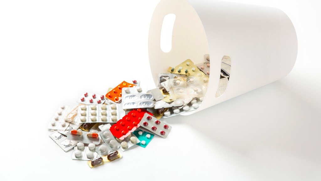 JMDC_STORIES's tweet card. 高齢者を中心に増えるポリファーマシー（多剤服用）は、健康リスクや医療費の増加につながる重要な課題です。本記事では、保険者が押さえておきたい基礎知識と、適正服薬に向けた具体的な取り組みポイントを解説します。