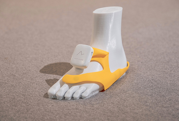 kateo's tweet card. It guides wearers through haptic feedback signals.