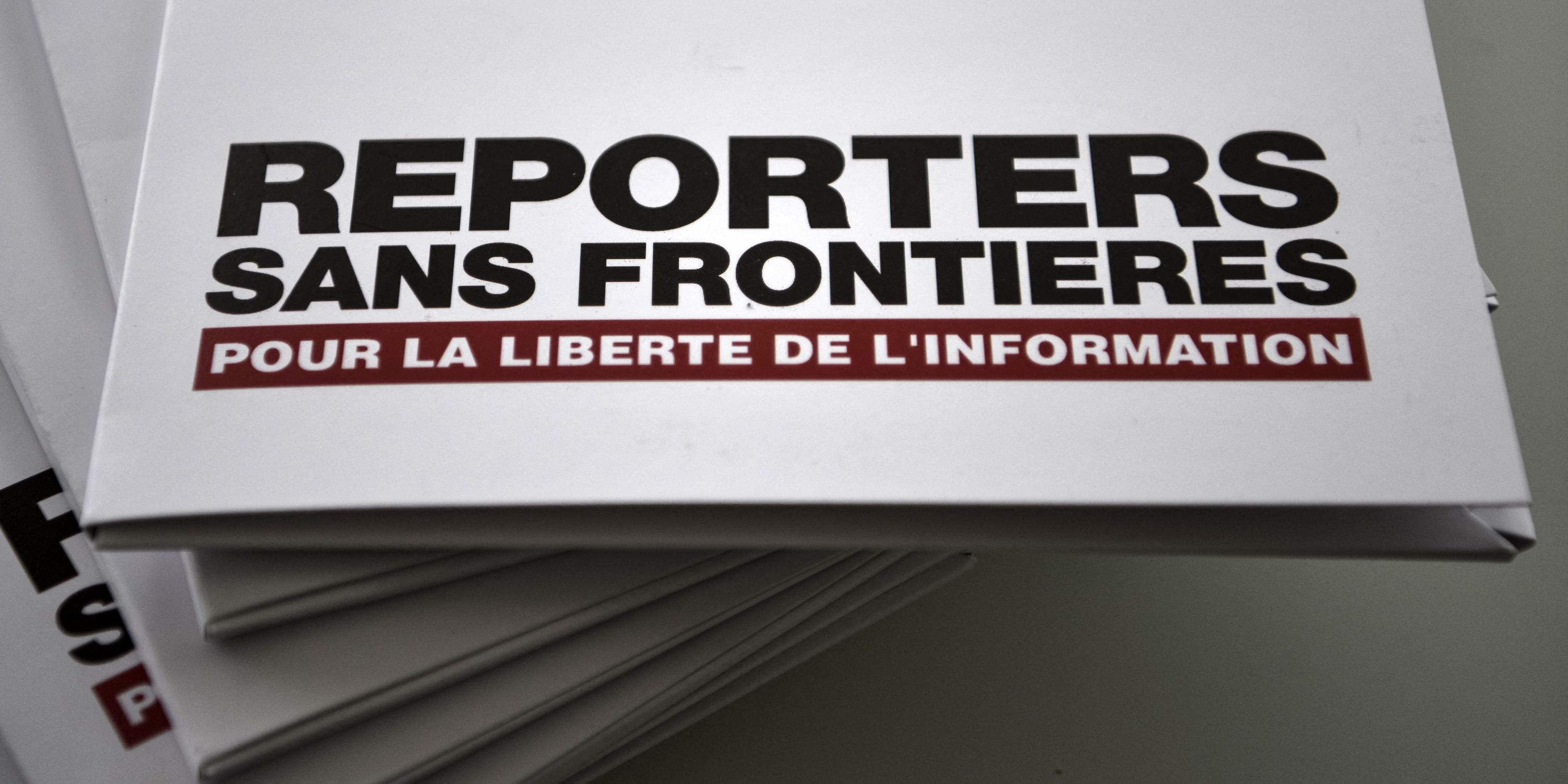 ManU20682903's tweet card. Ce jeudi soir, France 2 s'est vivement attaquée à Cnews. L'émission "Complément d'enquête" a appuyé son propos sur l'ONG Reporters sans frontières (RSF) mais dont le rapport a été contredit par...