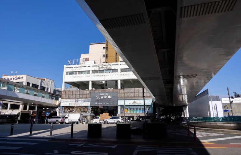 chwealthy's tweet card. 서울시가 ‘녹지생태도심 재창조’라는 공익을 명분 삼아 유네스코 세계유산인 종묘 맞은편에 위치한 ‘세운4구역’ 용적률을 애초 계획의 두 배인 1094%로 올린다고 2025년 10월30일 고시했다. 오세훈 서울시장의 개