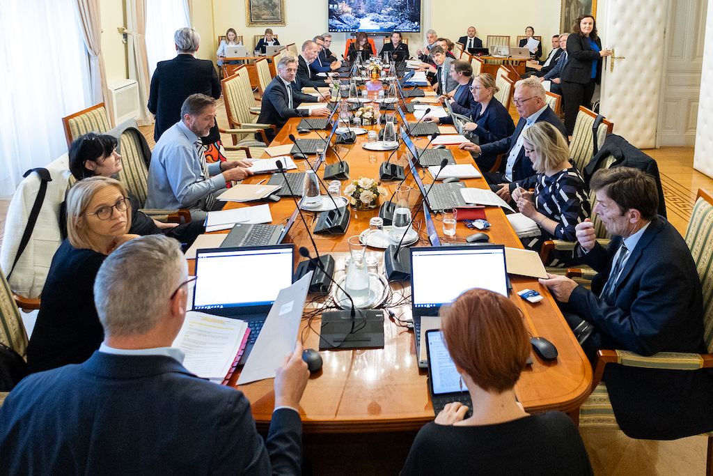 vinkovasle1's tweet card. Piše: G. B.  Bizarnostim Golobove vlade ni videti konca. Vlada meče denar vse povsod drugod, samo tja ne, kjer je treba.  V teh dneh je po spletu završalo, ko je prišlo na dan, da namerava Golobova...