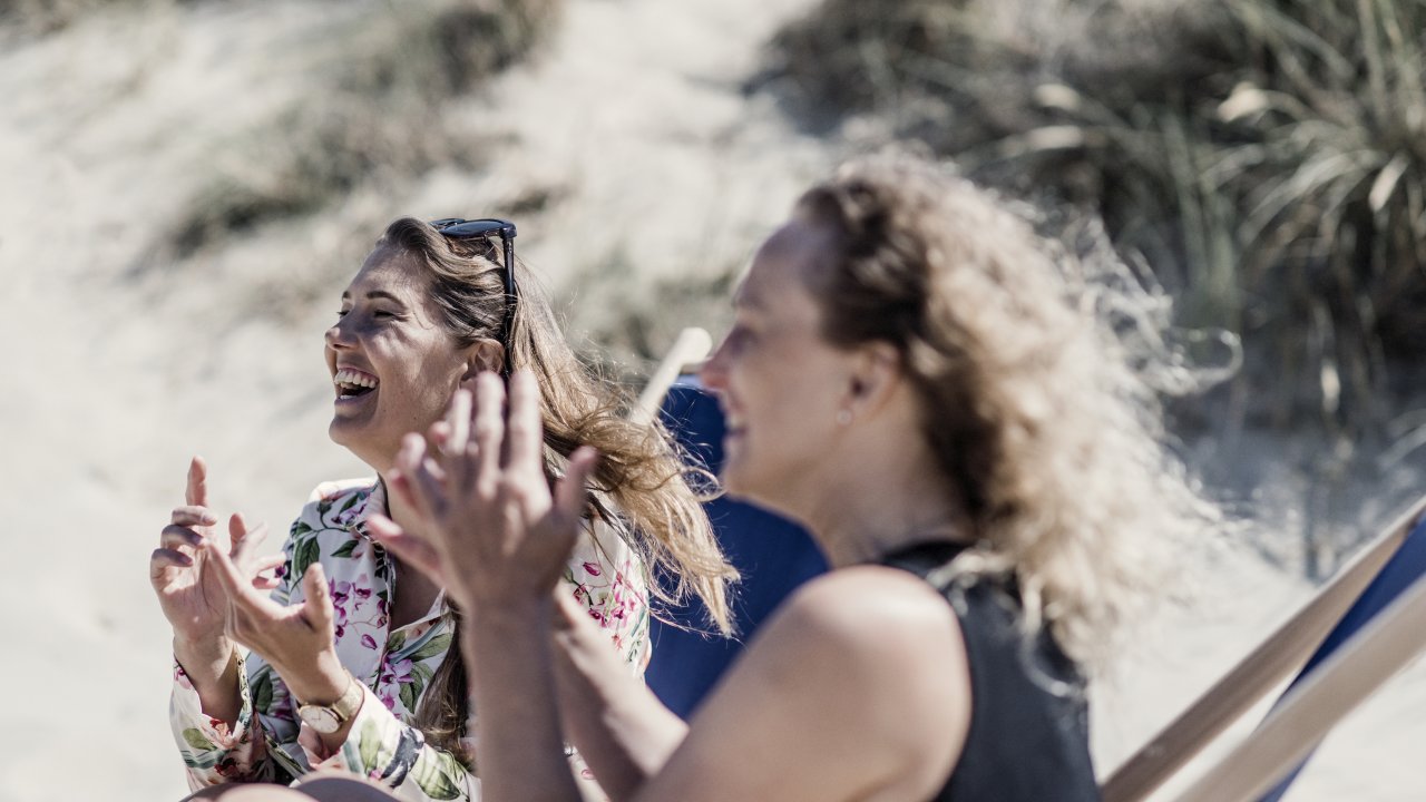 evivanacker's tweet card. Brons behaald op de Spelen. Aan de slag in het bedrijfsleven. Perfectionistisch voor altijd. Ex-zeilster Evi Van Acker en ex-judoka Heidi Rakels vinden elkaar helemaal in de duinen van De Haan. Of...