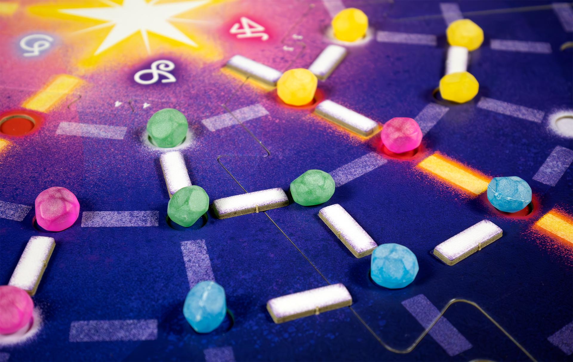 iMisut's tweet card. Reseña de Polaris, diseñado por Simone Luciani y Andrea Mainini, ilustrado por Luna Vargas