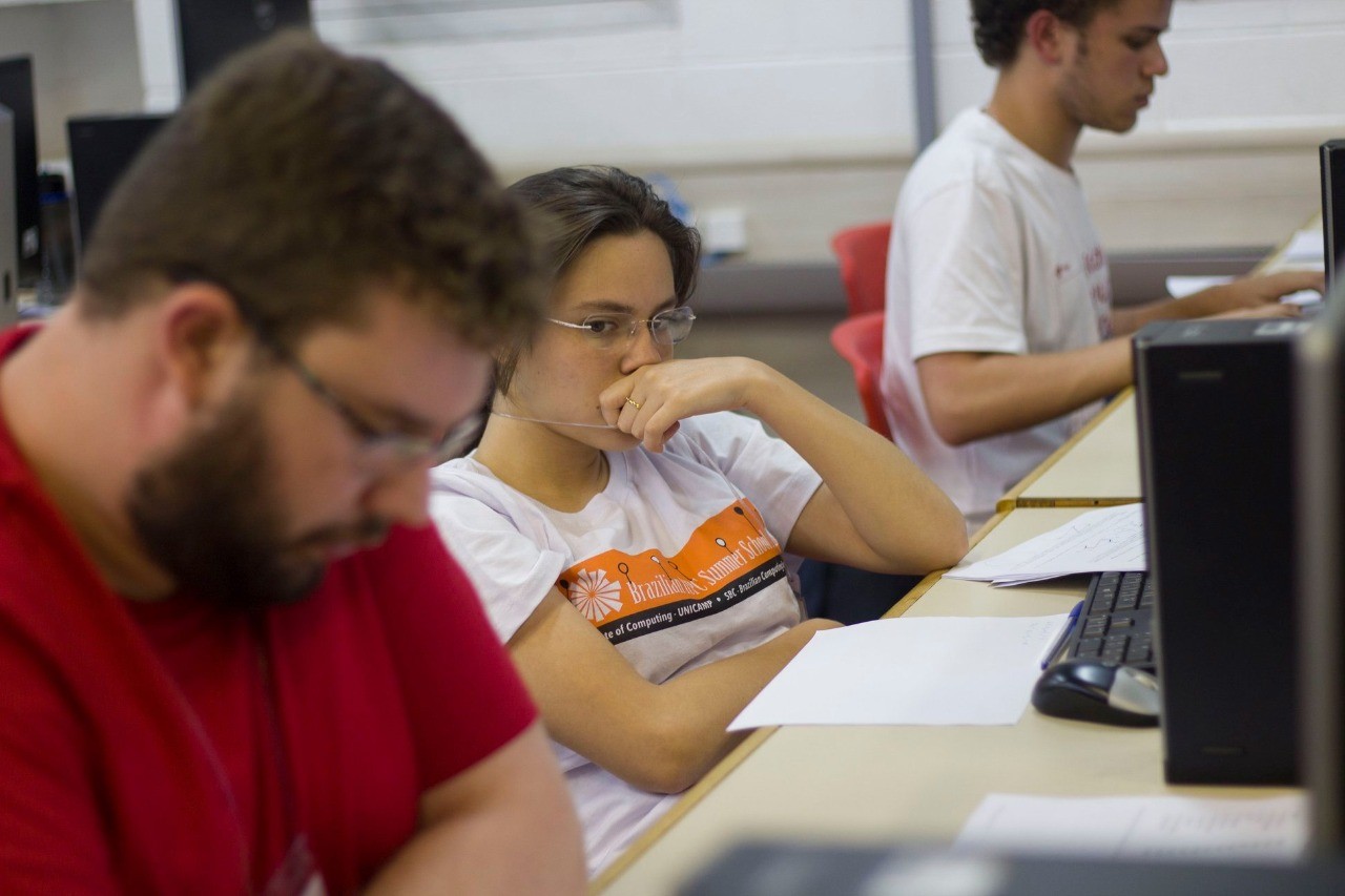 heroic_journeys's tweet card. Para incentivar outras alunas a seguirem para a área de exatas, Carolina participa de projeto feminista que ensina programação. Unesco, idealizadora da competição mundial, ressalta importância de...