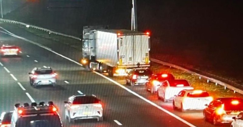 Vrachtwagen op vluchtstrook zorgt met dutje voor 'file' op A12