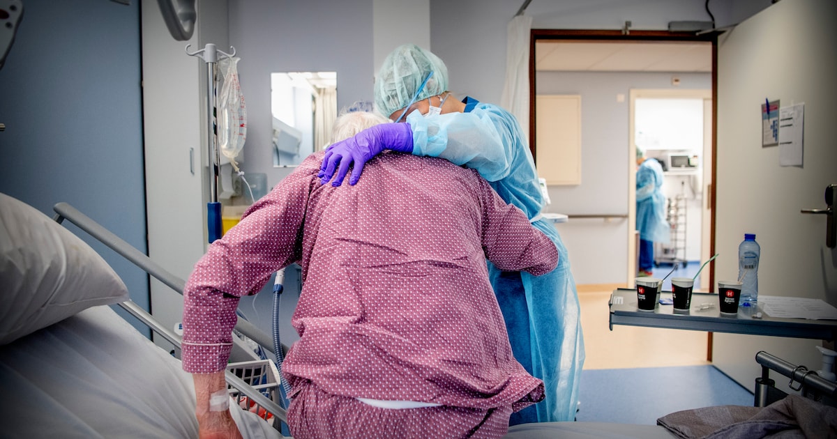 parool's tweet card. Arts-assistent Maud Reijntjes blikt terug op de kerstperiode in het ziekenhuis. Er is geen sprake van een dreigend zorginfarct, stelt ze: we zitten er al middenin.