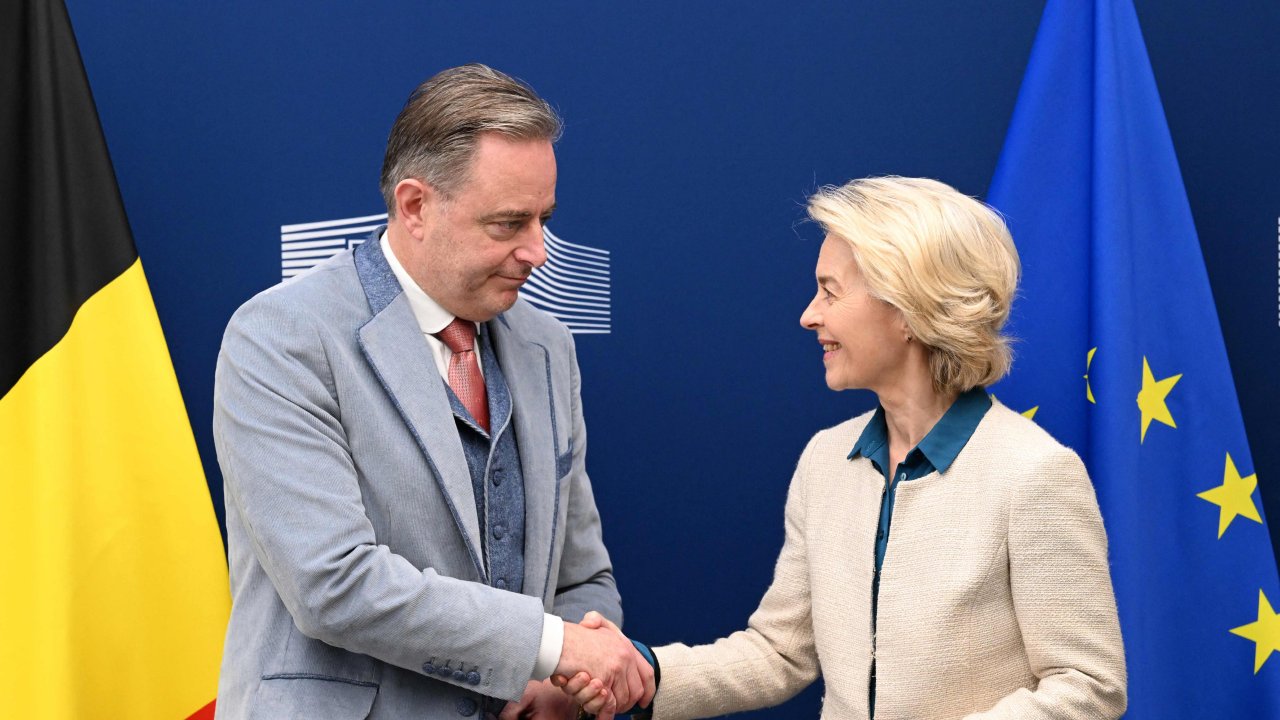 geenpoespas_com's tweet card. België blijft sterk gekant tegen het gebruik van de Russische miljarden die geparkeerd staan bij effectenhuis Euroclear. In een brief aan Commissievoorzitter Ursula von der Leyen, die De Tijd kon...