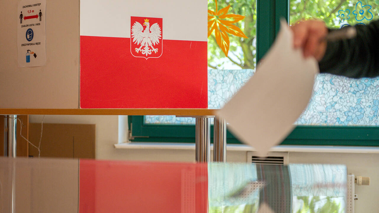 Fondapol's tweet card. DÉBATS D'ÉTÉ. Continuité du populisme, l'illibéralisme se construit en opposant souveraineté du peuple et Etat de droit, explique Dominique Reynié, professeur des universités à Sciences Po