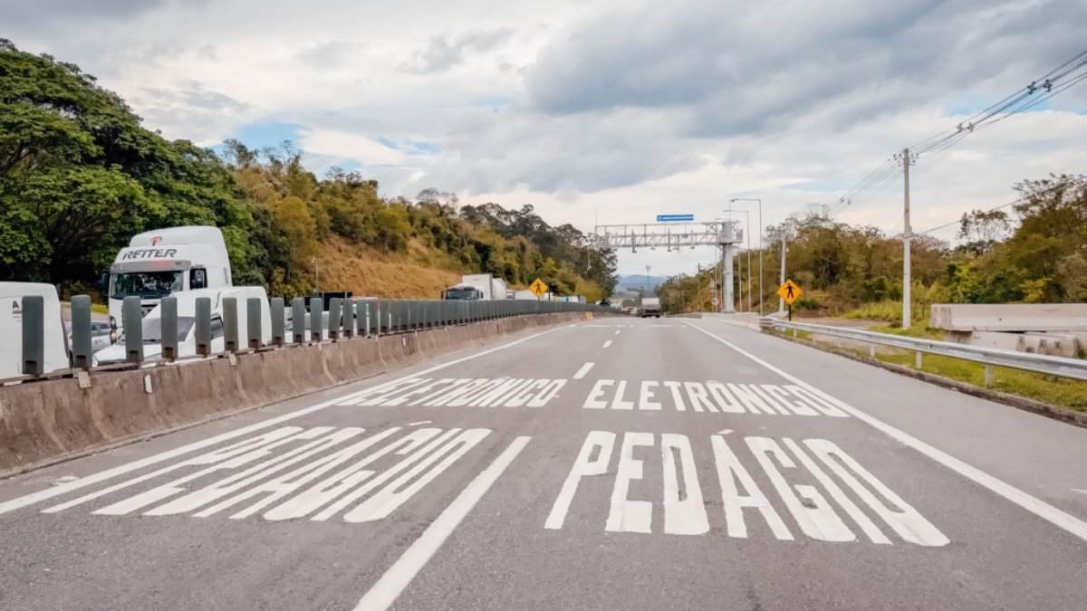 JHC_Technology's tweet card. Inaugurado no último fim de semana, pedágio sem cancela implanta câmeras, IA e CPUs Intel para identificar carros e pesar cargas automaticamente; conheça