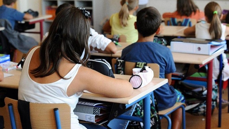 Gacetinmadrid's tweet card. Los docentes madrileños identifican efectos negativos del programa en el aprendizaje de los contenidos y del castellano, en la atención al alumnado con