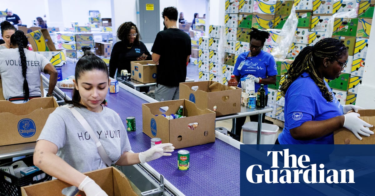 HarryPotterMAGE's tweet card. The government shutdown has led to food stamps expiring. People are jumping into action to support their neighbors