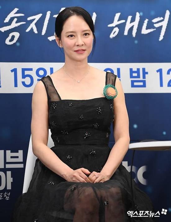 xportsnews's tweet card. (엑스포츠뉴스 황수연 기자) 배우 송지효가 부친의 빚투 의혹에 대해 강경 대응을 한다. 21일 소속사 넥서스이엔엠의 법률대리인은 "최근 회사로 송지효씨의 부친 관련 사안을 거론한 메일을 수신했다. 메일에는 송지효씨의 부친이 운영하는 회사가 채무불이행 상태라는 의혹을 제기하면서, 질의서와 함께 '유명 연예인 부모, TV에서는 여객선 사업으로 유명!'이라는...