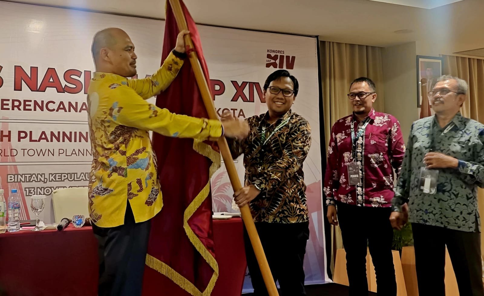 edorusia's tweet card. Adriadi Dimastanto resmi terpilih sebagai Ketua Ikatan Ahli Perencanaan (IAP) periode 2025–2028 menggantikan Hendricus Andy Simarmata.