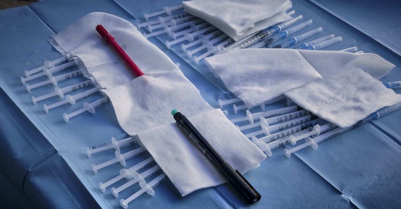 diariocadiz's tweet card. Sanidad define dos nuevos grupos prioritarios de vacunación, el comprendido entre los 56 y los 59 años, que recibirá la vacuna de Pfizer o Moderna, y el de menores de 60 con patologías de alto riesgo