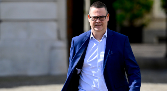 RaoulHedebouw's tweet card. Invité dans Bonjour Bruxelles, Raoul Hedebouw, président du PTB dénonce les choix du gouvernement fédéral, qu’il juge contraire aux promesses électorales. Si le respect pour le Premier ministre Bart...