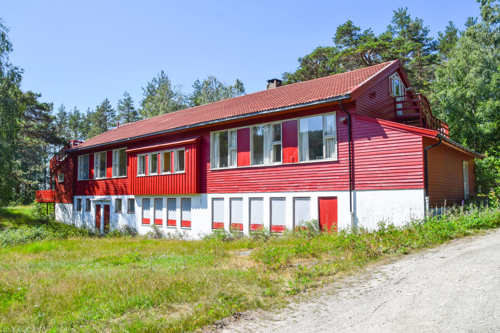 GalleriJava's tweet card. Georg Vatnøy, som eier bygget der leirskolen var på Hynnekleiv, ser nå på muligheten til å drive asylmottak for opptil 30 flyktninger på stedet.