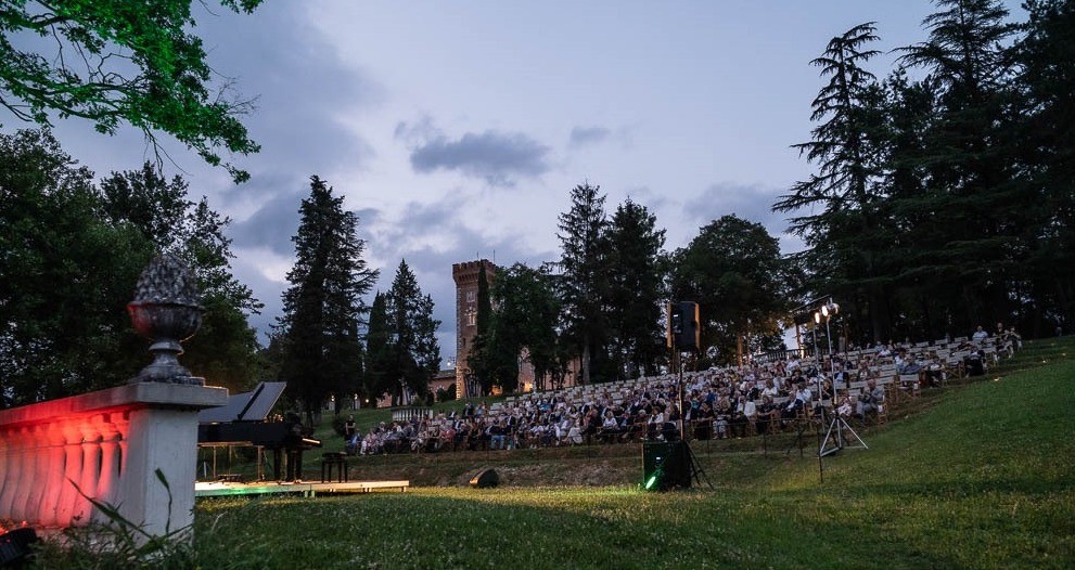 ilgoriziano's tweet card. L’8 e il 10 luglio nel Teatro di Verzura il Piccolo Opera Festival presenta il capolavoro di Mozart in un’inedita ambientazione ispirata al femminismo e alla controcultura hippy.