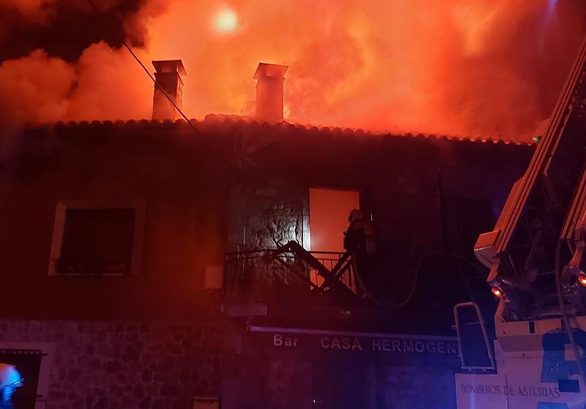 elcomerciodigit's tweet card. El fuego calcinó la parte superior del inmueble y un hombre tuvo que ser atendido en el lugar por inhalación de humo